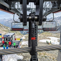Maintenance de remontée mécanique avec manille textile Dyneema Ms Cable-Lift en gare de départ de télésiège